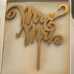 Gold "Mr & Mrs" Wedding Cake Topper by